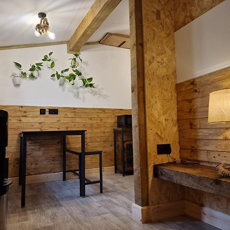 Two-Bedroom Cosy Country Lodge With Private Patio Greenhithe المظهر الخارجي الصورة