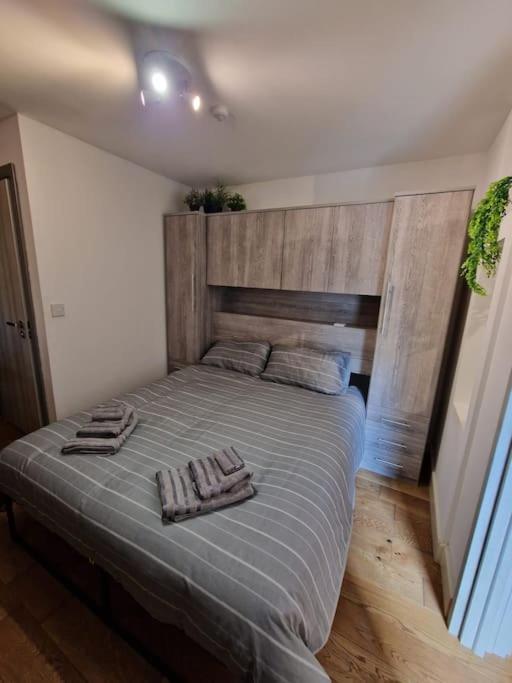 Two-Bedroom Cosy Country Lodge With Private Patio Greenhithe المظهر الخارجي الصورة